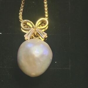 Edison pearl pendant with gold bow